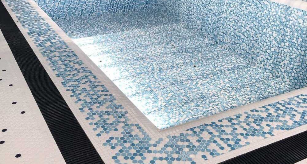 کاشی استخری آبی در طراحی استخر