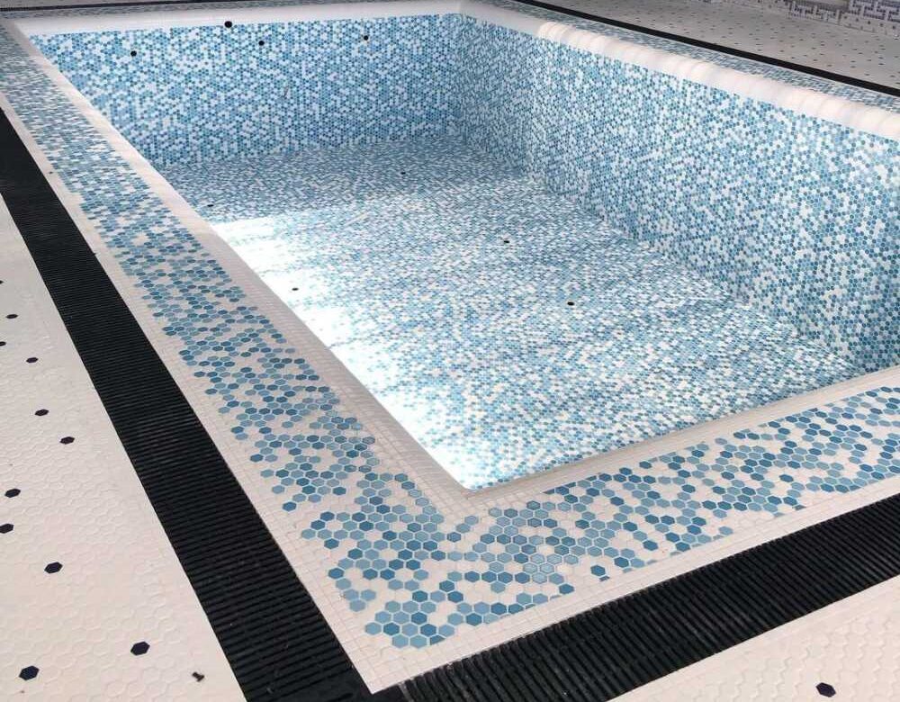 کاشی استخری آبی در طراحی استخر