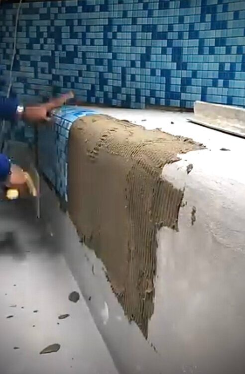 نصب کاشی استخری در قسمت لبه گرد استخر و جکوزی